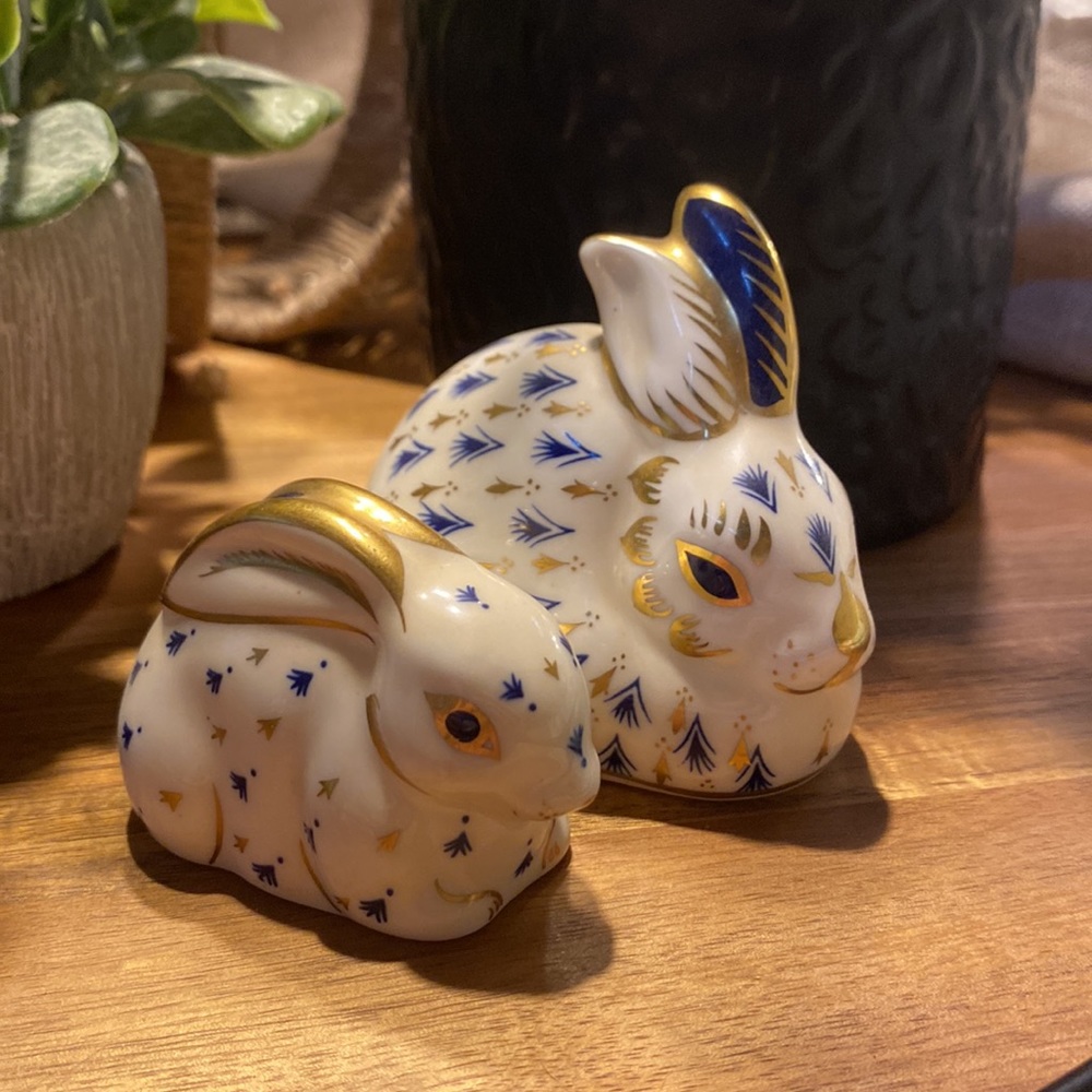 Royal Crown Derby Bone China Cobalt Gold Bunny Rabbits Desk Paperweight 1986